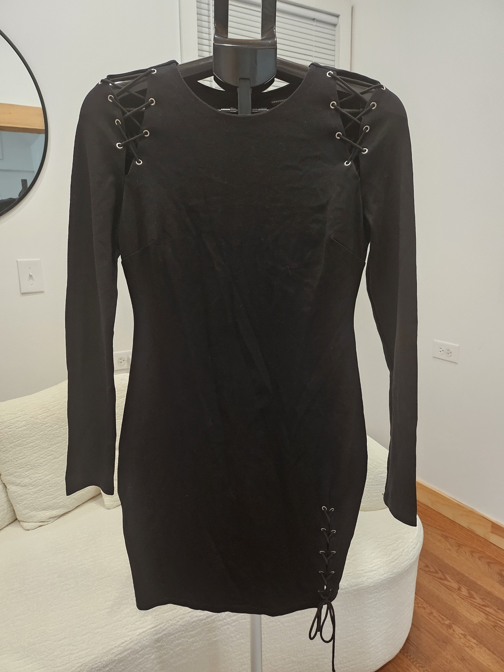 Vestido Ajustado GUESS Negro con Cordones y Manga Larga
